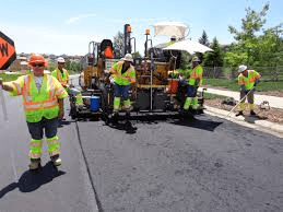 Îmbunătățirea siguranței la locul de muncă cu echipamentele moderne de asfaltare 7